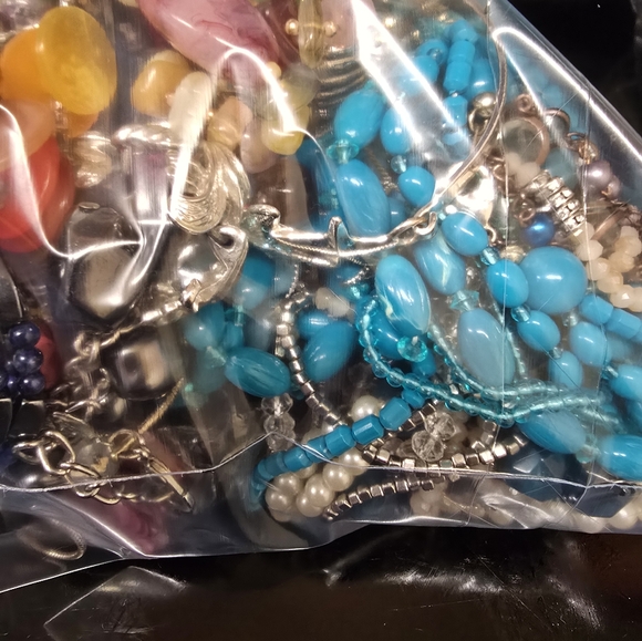 5lbs colorful unsorted jewelry - Picture 10 of 10